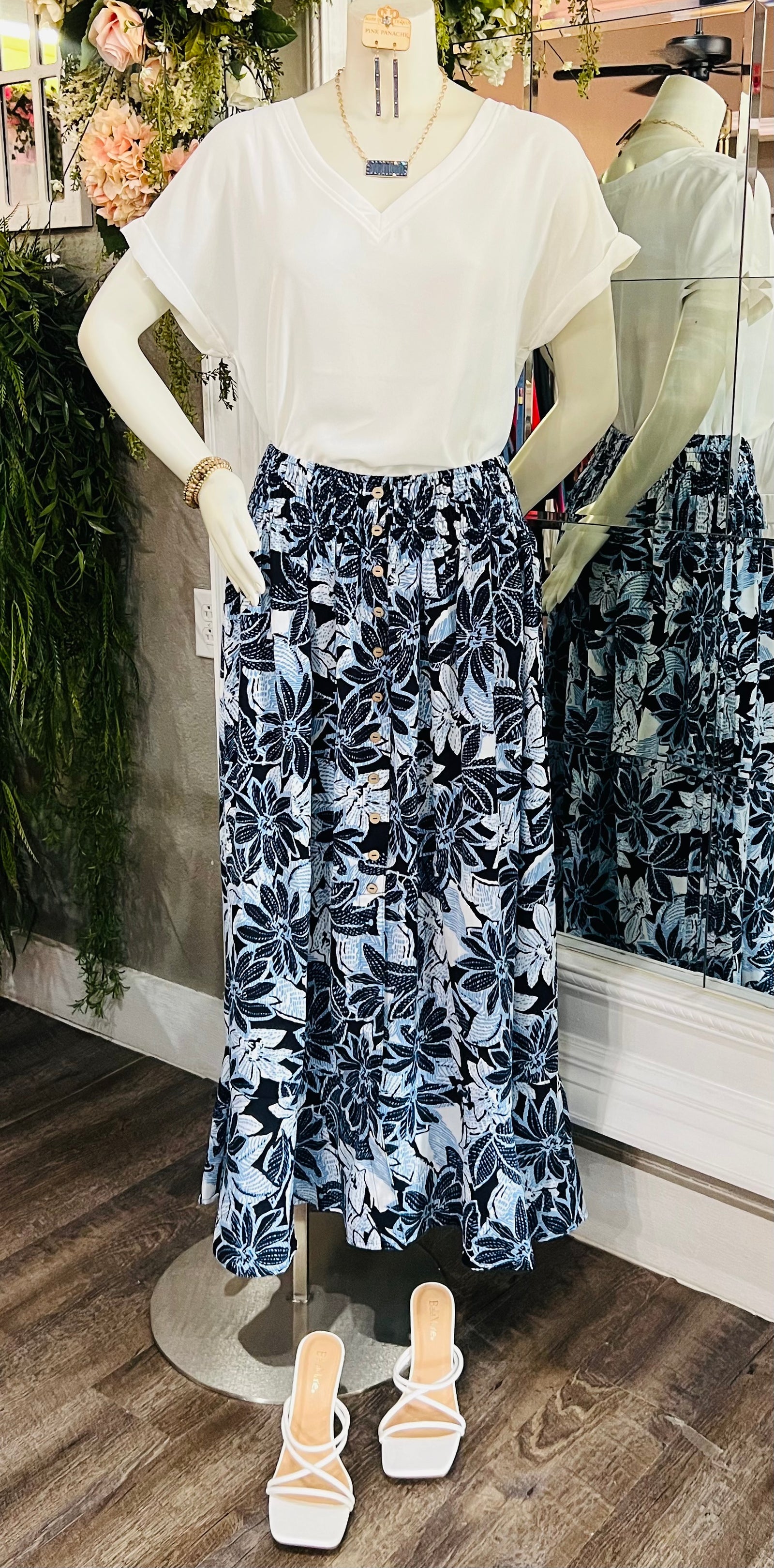 Maxi skirt featuring a vibrant floral print