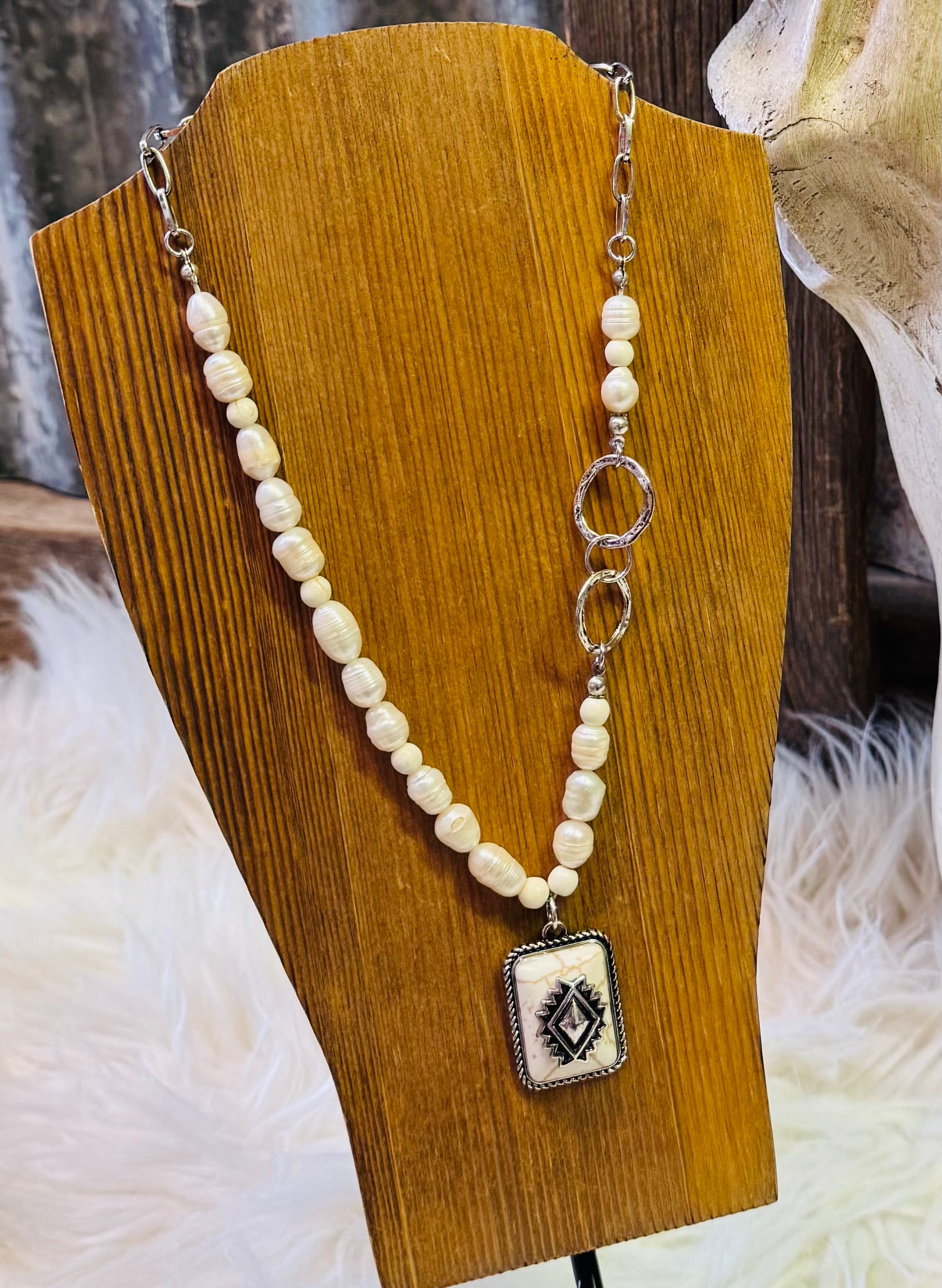 Western Pearl Bead Pendent Necklace White