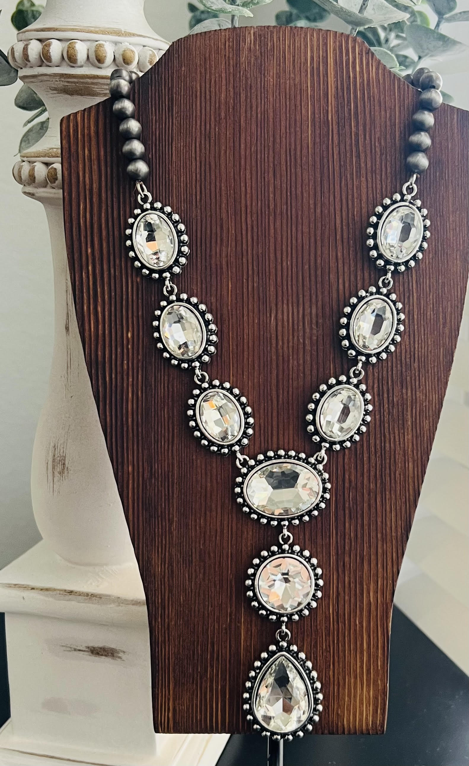 WHITE CRYSTAL STONE NECKLACE