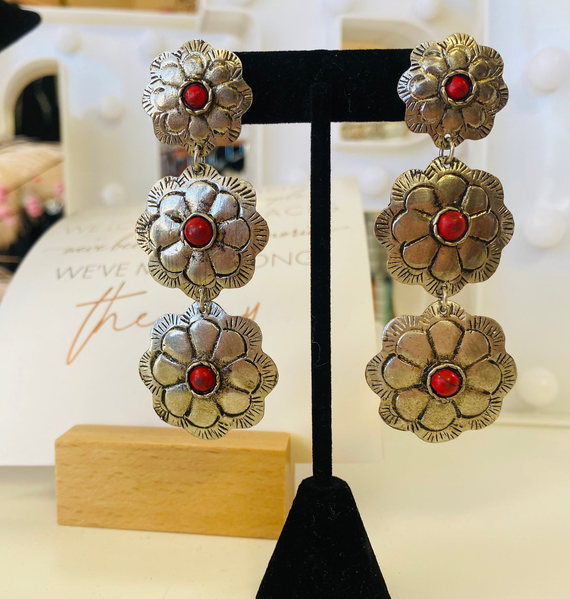 FLOWER CONCHO EARRINGS WITH RED STONES